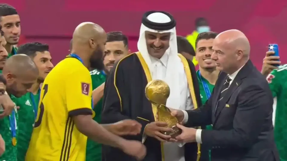 Finale Coupe Arabe FIFA : Tunisie – Algérie (0-2) – Vidéo de la remise du trophée