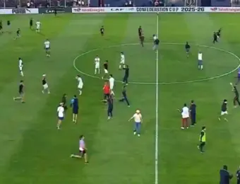 Invasion du terrain avant le coup d'envoi du match OC SAFI - USM Alger - Vidéo